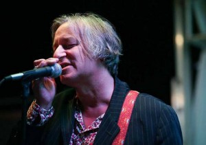 Peter-Buck-todos-santos-500