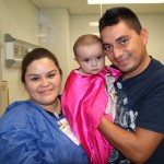 Dania, héroe de corazón de 8 meses de edad, con sus papás antes de su cirugía