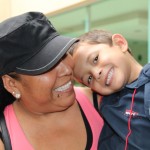 Kevin con su mamá. Un doble héroe de corazón, esta jornada recibió su segunda cirugía a corazón abierto a los 4 años